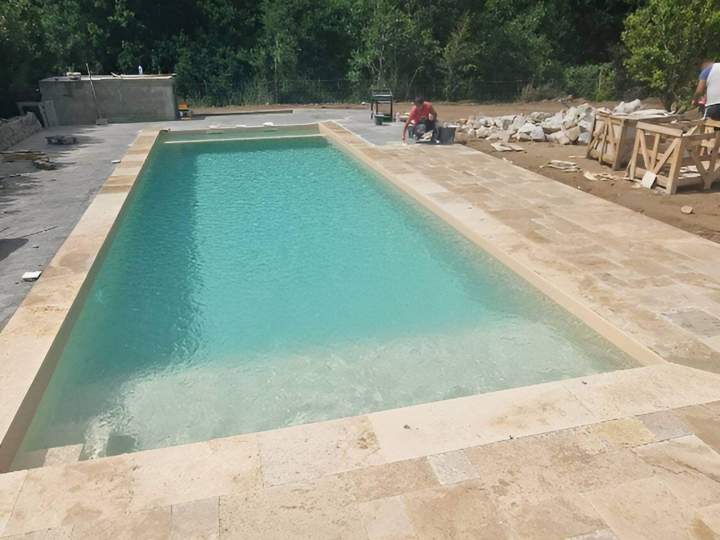 Le terrassement et la construction de votre piscine de rêve.